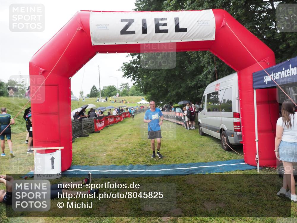 21.06.2025 - 27. Vierlanden-Triathlon MichiJ http://msf.ph/oto/8045825 15.06.2026 13:55:53 Ziel 784, 969 meine-sportfotos.de