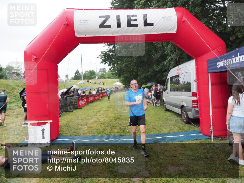 21.06.2025 - 27. Vierlanden-Triathlon MichiJ http://msf.ph/oto/8045835 15.06.2026 13:55:54 Ziel 784, 969 meine-sportfotos.de