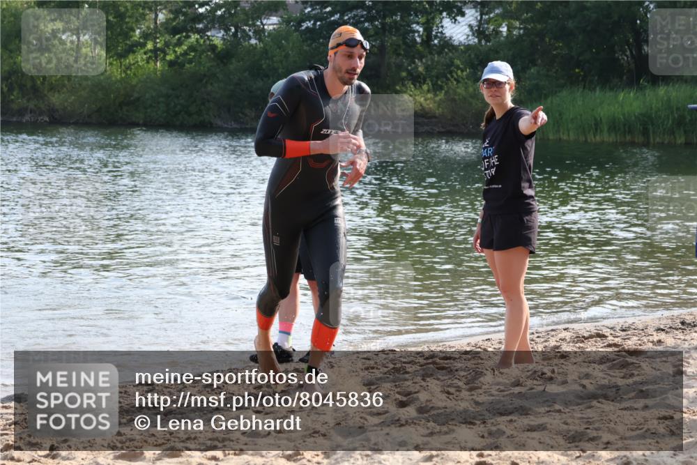 15.06.2025 - 27. Vierlanden-Triathlon Lena Gebhardt http://msf.ph/oto/8045836 15.06.2025 08:40:57 Schwimmen 99, 114, 129, 147 meine-sportfotos.de