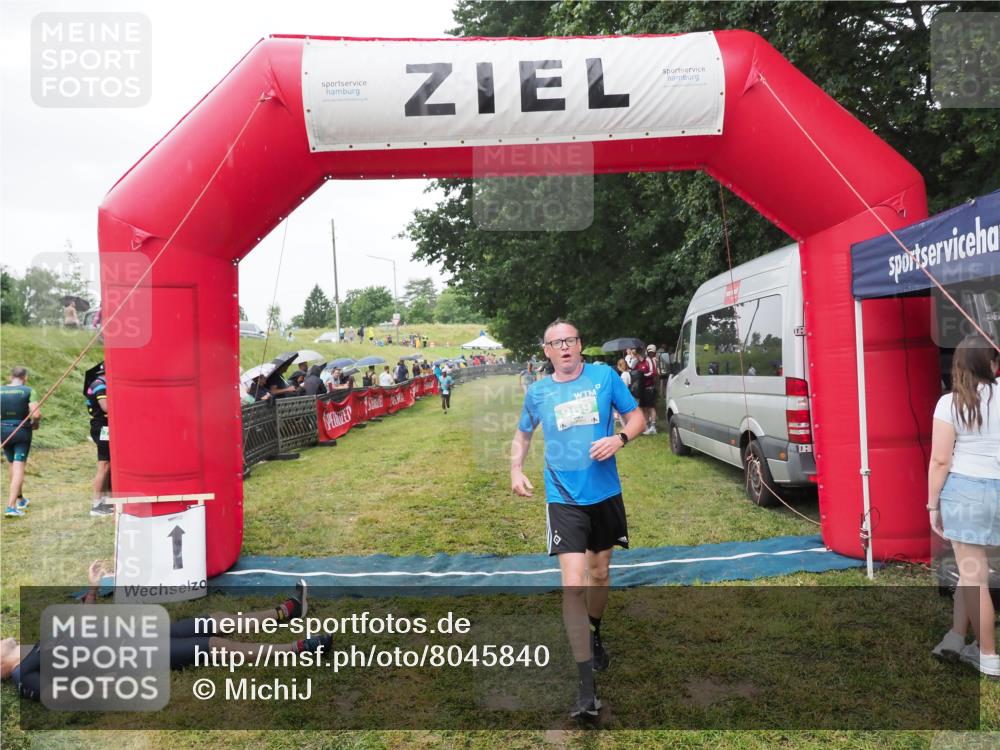21.06.2025 - 27. Vierlanden-Triathlon MichiJ http://msf.ph/oto/8045840 15.06.2026 13:55:54 Ziel 784, 969 meine-sportfotos.de