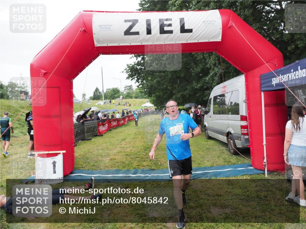 21.06.2025 - 27. Vierlanden-Triathlon MichiJ http://msf.ph/oto/8045842 15.06.2026 13:55:54 Ziel 784, 969 meine-sportfotos.de