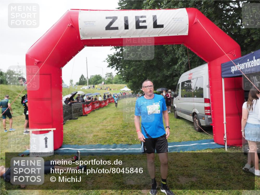 21.06.2025 - 27. Vierlanden-Triathlon MichiJ http://msf.ph/oto/8045846 15.06.2026 13:55:54 Ziel 784, 969 meine-sportfotos.de
