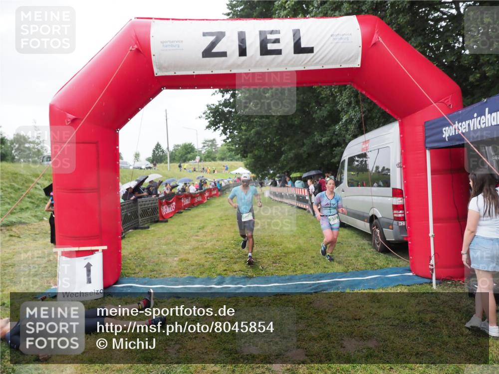 21.06.2025 - 27. Vierlanden-Triathlon MichiJ http://msf.ph/oto/8045854 15.06.2026 13:55:59 Ziel 699, 939, 969 meine-sportfotos.de