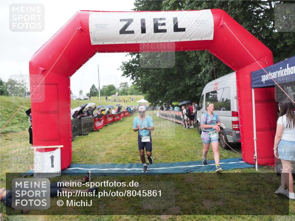 21.06.2025 - 27. Vierlanden-Triathlon MichiJ http://msf.ph/oto/8045861 15.06.2026 13:56:00 Ziel 699, 939, 969 meine-sportfotos.de