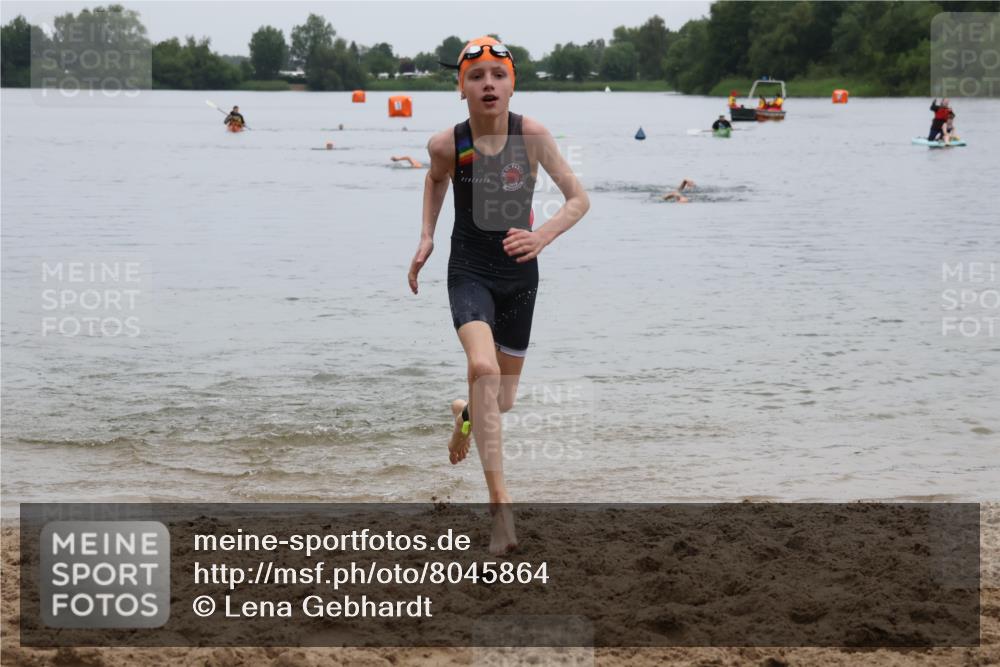 21.06.2025 - 27. Vierlanden-Triathlon Lena Gebhardt http://msf.ph/oto/8045864 15.06.2025 14:51:25 Schwimmen  meine-sportfotos.de