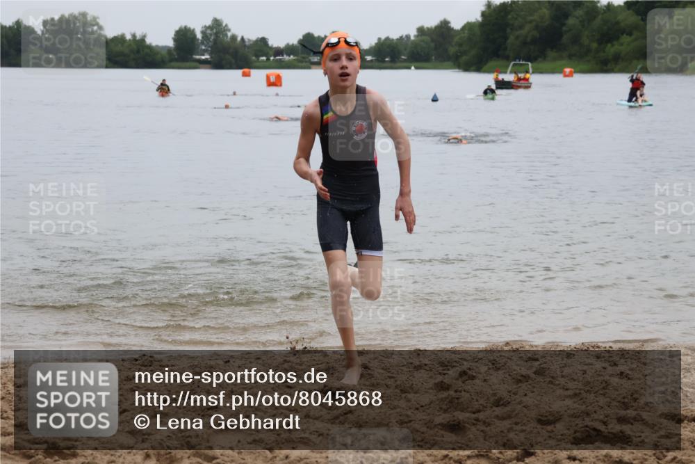 21.06.2025 - 27. Vierlanden-Triathlon Lena Gebhardt http://msf.ph/oto/8045868 15.06.2025 14:51:25 Schwimmen  meine-sportfotos.de