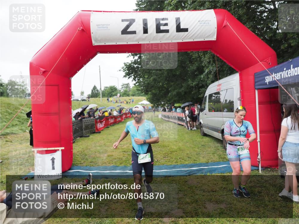 21.06.2025 - 27. Vierlanden-Triathlon MichiJ http://msf.ph/oto/8045870 15.06.2026 13:56:00 Ziel 699, 939, 969 meine-sportfotos.de