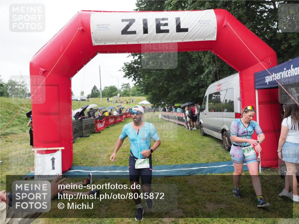 21.06.2025 - 27. Vierlanden-Triathlon MichiJ http://msf.ph/oto/8045872 15.06.2026 13:56:01 Ziel 699, 939 meine-sportfotos.de