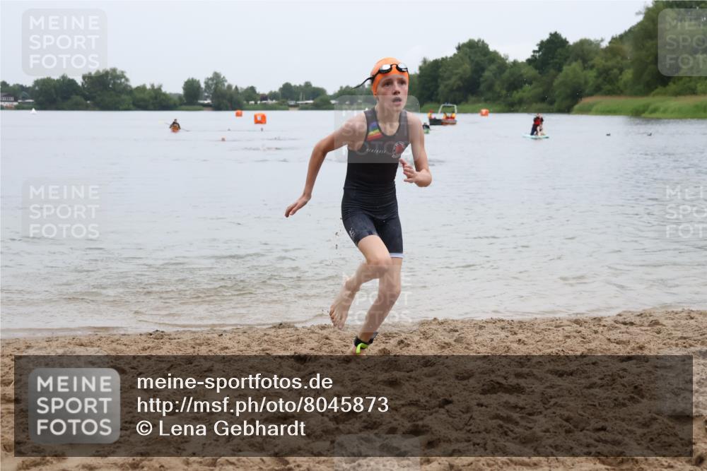 21.06.2025 - 27. Vierlanden-Triathlon Lena Gebhardt http://msf.ph/oto/8045873 15.06.2025 14:51:26 Schwimmen  meine-sportfotos.de