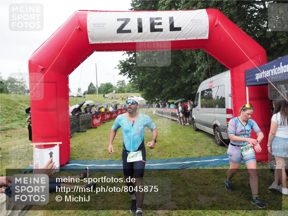 21.06.2025 - 27. Vierlanden-Triathlon MichiJ http://msf.ph/oto/8045875 15.06.2026 13:56:01 Ziel 699, 939 meine-sportfotos.de