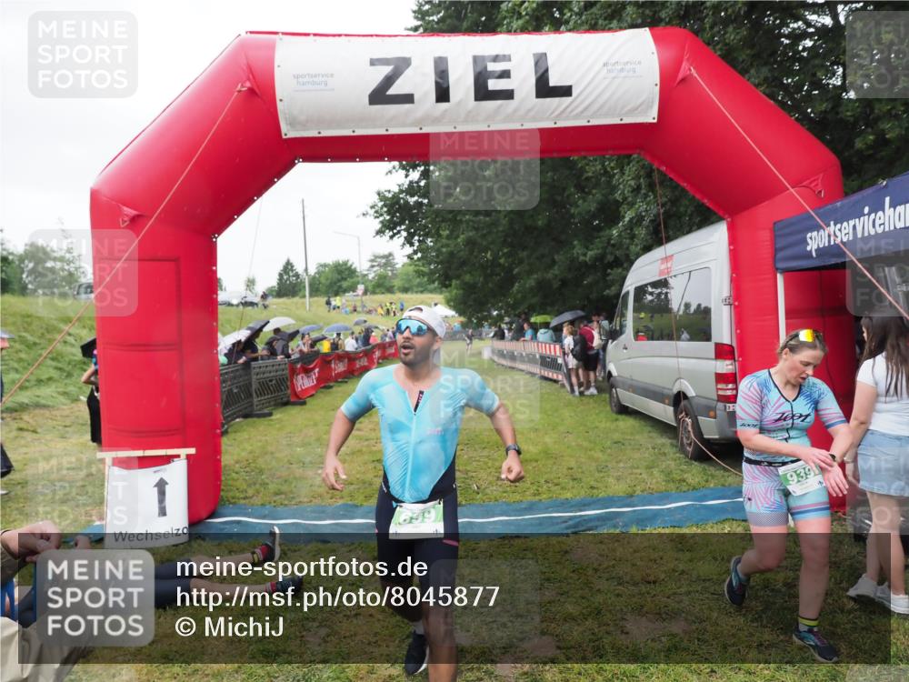 21.06.2025 - 27. Vierlanden-Triathlon MichiJ http://msf.ph/oto/8045877 15.06.2026 13:56:01 Ziel 699, 939 meine-sportfotos.de