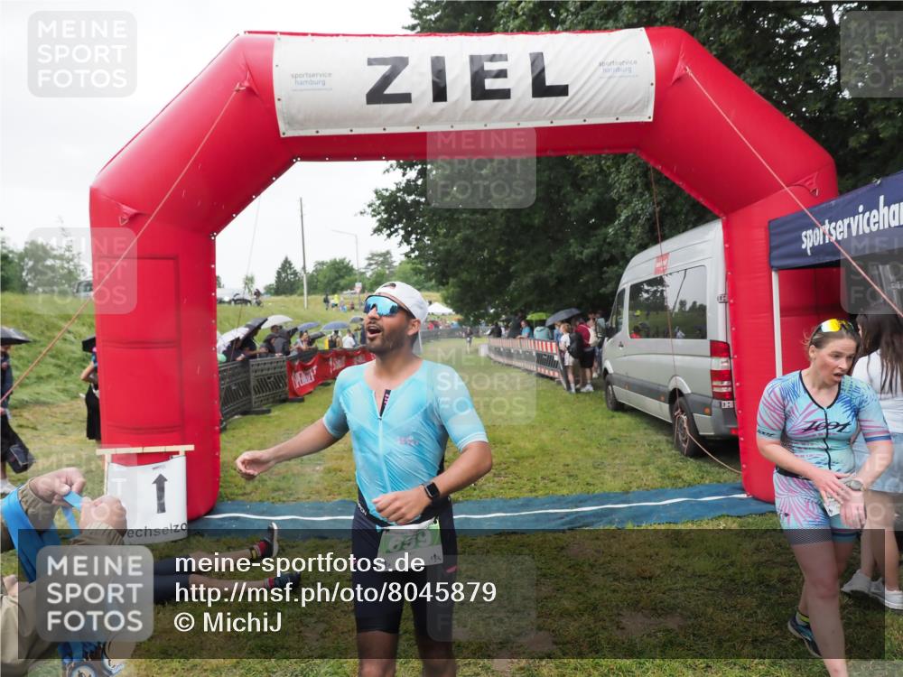 21.06.2025 - 27. Vierlanden-Triathlon MichiJ http://msf.ph/oto/8045879 15.06.2026 13:56:01 Ziel 699, 939 meine-sportfotos.de