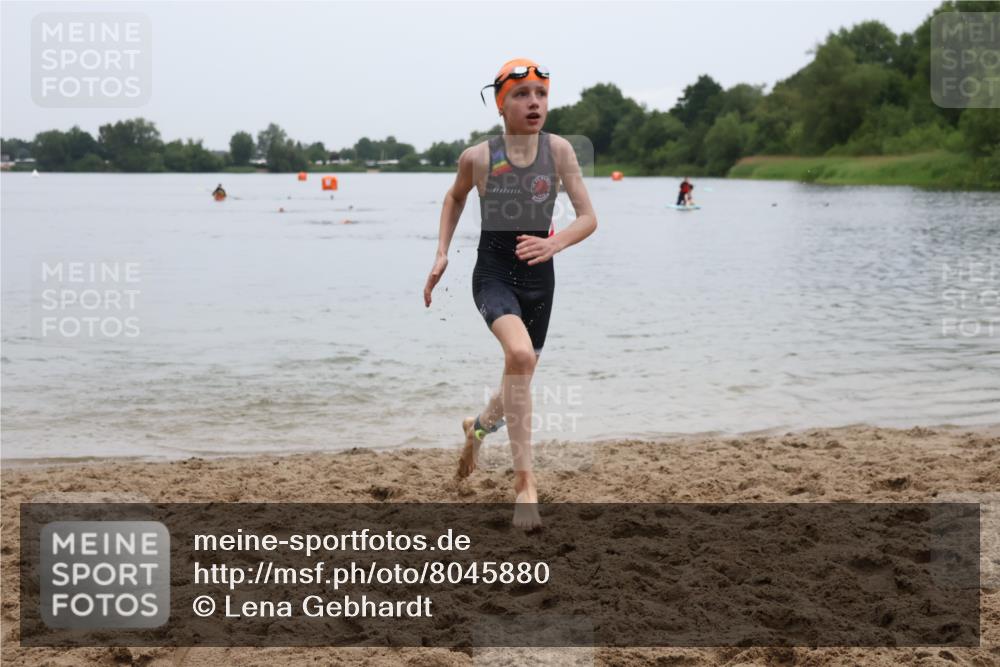 21.06.2025 - 27. Vierlanden-Triathlon Lena Gebhardt http://msf.ph/oto/8045880 15.06.2025 14:51:26 Schwimmen  meine-sportfotos.de