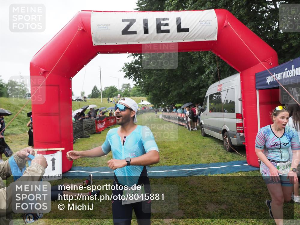 21.06.2025 - 27. Vierlanden-Triathlon MichiJ http://msf.ph/oto/8045881 15.06.2026 13:56:01 Ziel 699, 939 meine-sportfotos.de