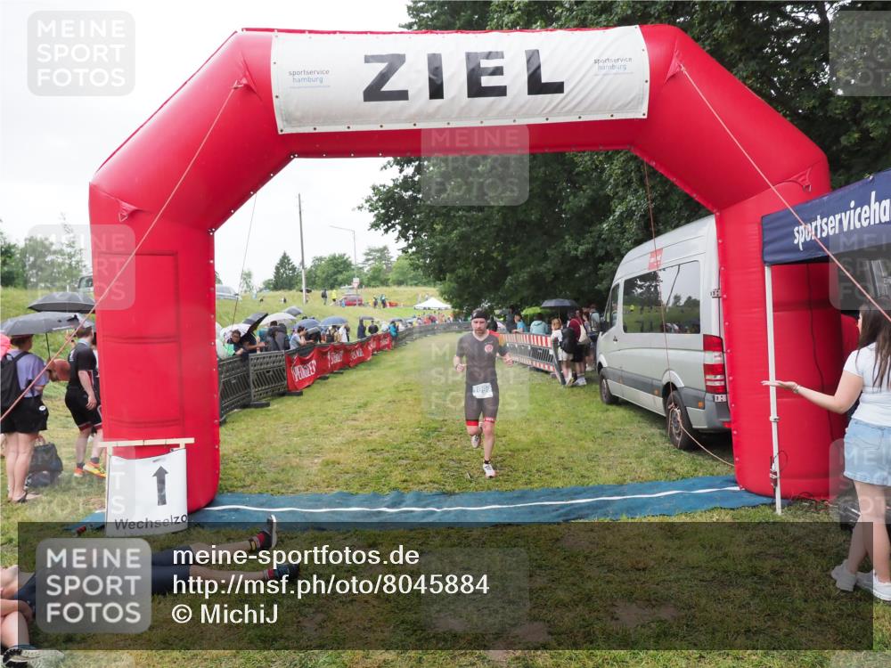 21.06.2025 - 27. Vierlanden-Triathlon MichiJ http://msf.ph/oto/8045884 15.06.2026 13:56:17 Ziel 1099 meine-sportfotos.de
