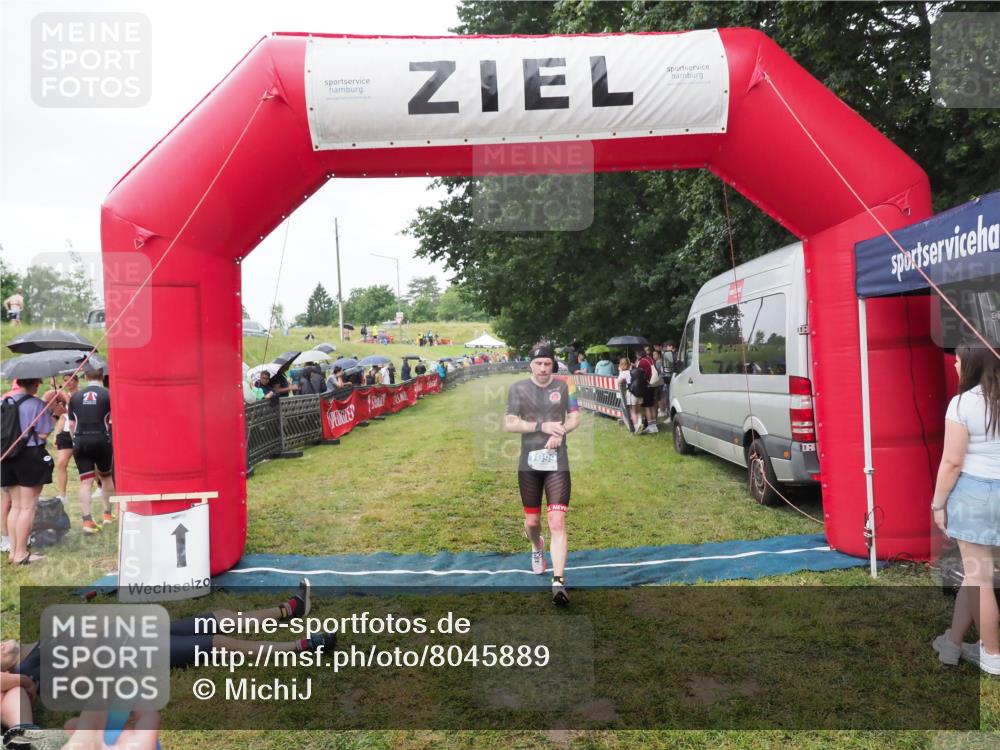 21.06.2025 - 27. Vierlanden-Triathlon MichiJ http://msf.ph/oto/8045889 15.06.2026 13:56:18 Ziel 1099 meine-sportfotos.de