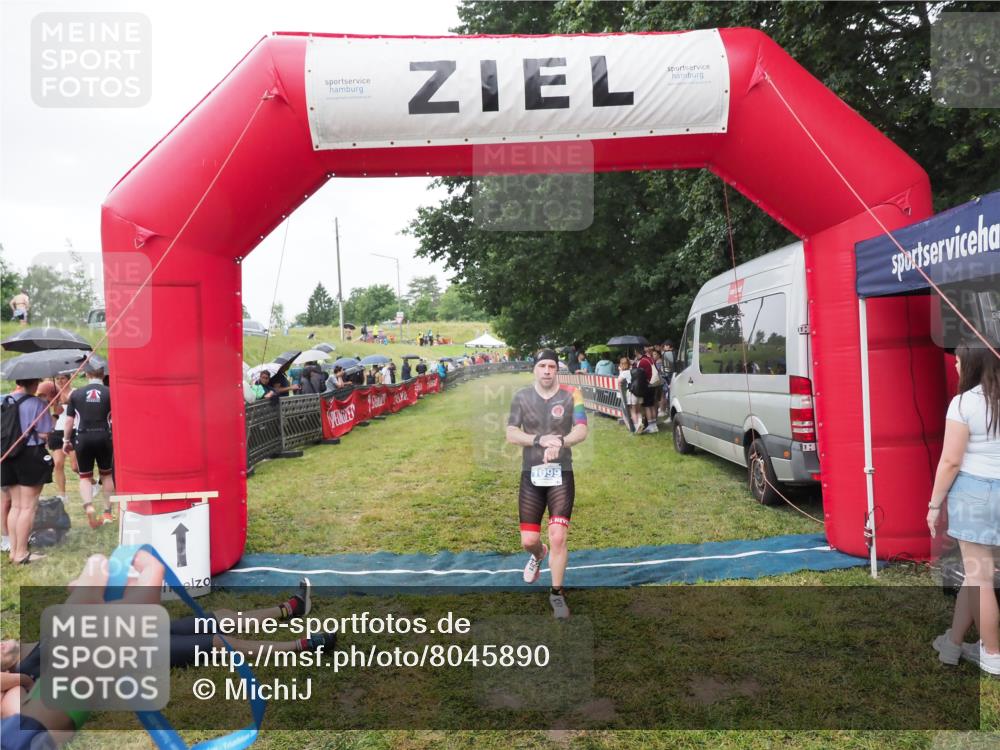 21.06.2025 - 27. Vierlanden-Triathlon MichiJ http://msf.ph/oto/8045890 15.06.2026 13:56:18 Ziel 1099 meine-sportfotos.de