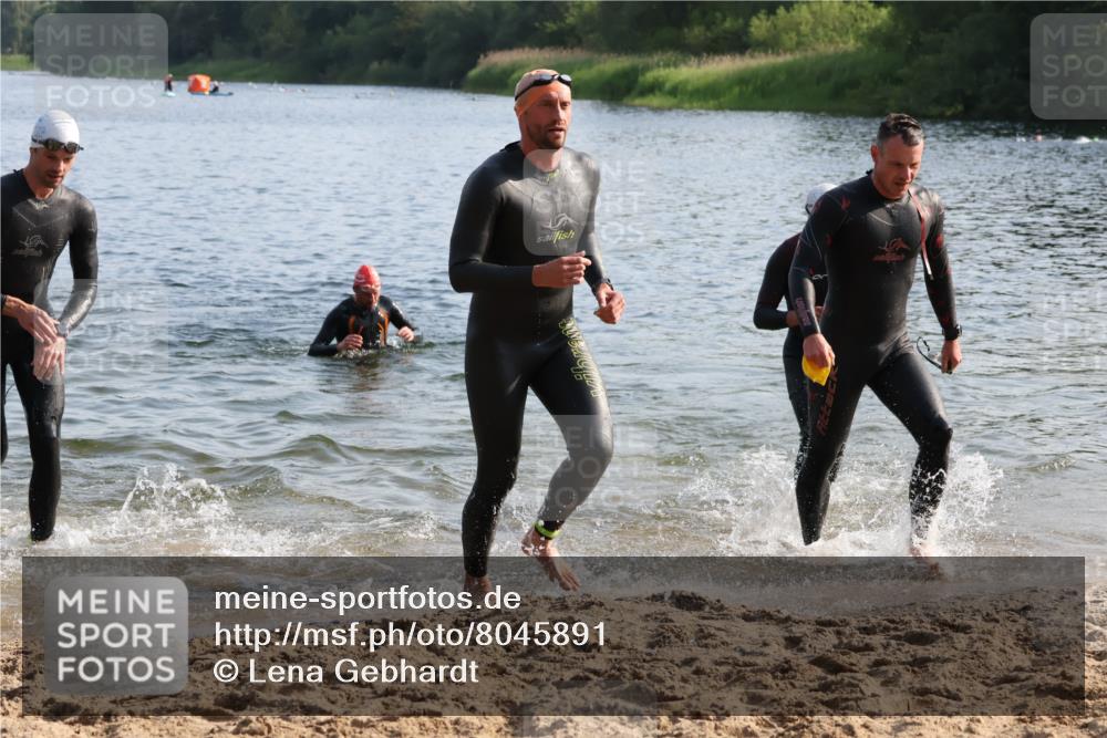 15.06.2025 - 27. Vierlanden-Triathlon Lena Gebhardt http://msf.ph/oto/8045891 15.06.2025 08:41:04 Schwimmen 99, 109, 114, 129, 138, 147, 176 meine-sportfotos.de