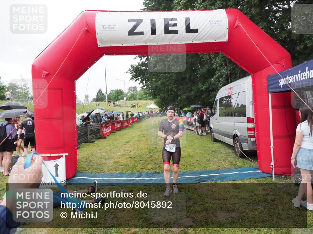 21.06.2025 - 27. Vierlanden-Triathlon MichiJ http://msf.ph/oto/8045892 15.06.2026 13:56:18 Ziel 1099 meine-sportfotos.de