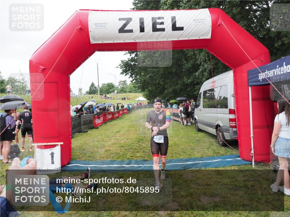 21.06.2025 - 27. Vierlanden-Triathlon MichiJ http://msf.ph/oto/8045895 15.06.2026 13:56:18 Ziel 1099 meine-sportfotos.de