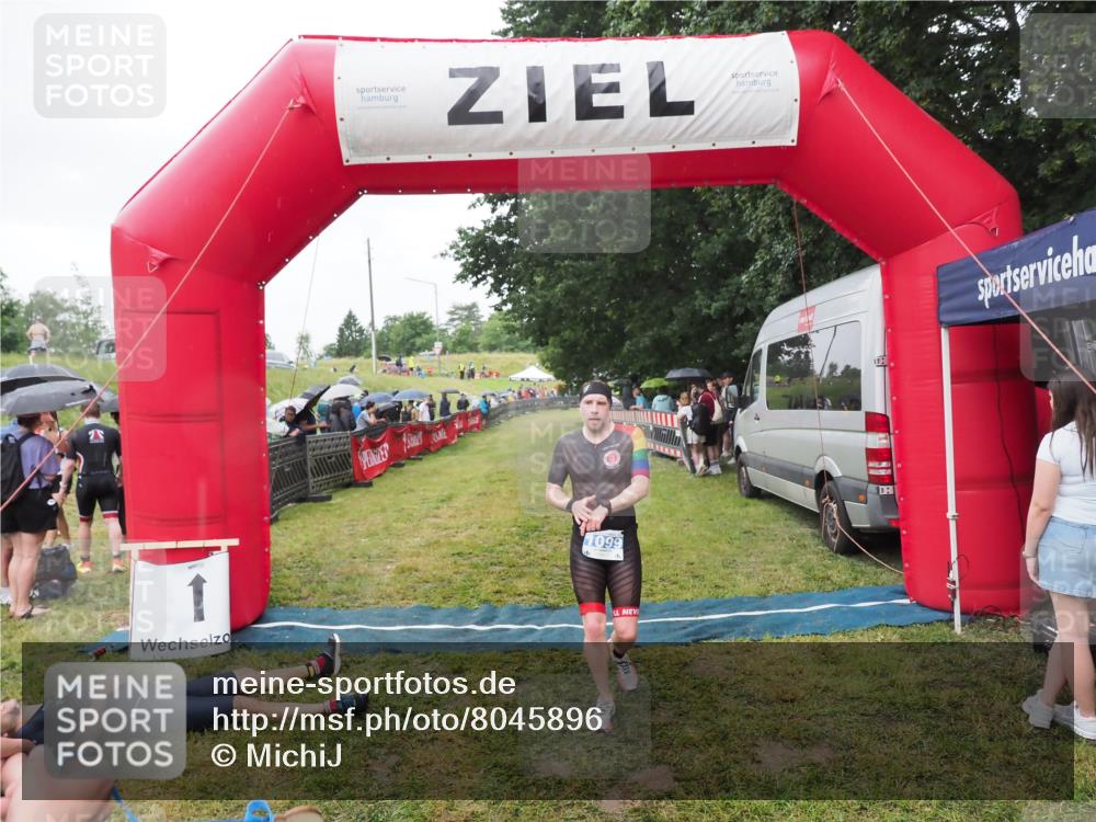 21.06.2025 - 27. Vierlanden-Triathlon MichiJ http://msf.ph/oto/8045896 15.06.2026 13:56:18 Ziel 1099 meine-sportfotos.de