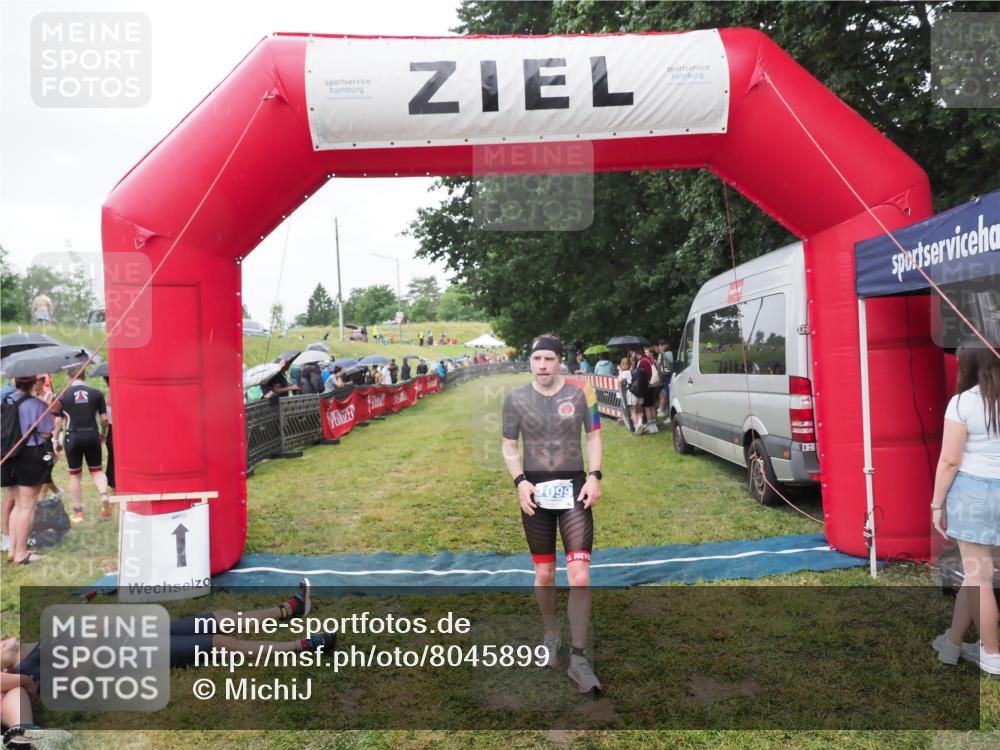 21.06.2025 - 27. Vierlanden-Triathlon MichiJ http://msf.ph/oto/8045899 15.06.2026 13:56:19 Ziel 1099 meine-sportfotos.de