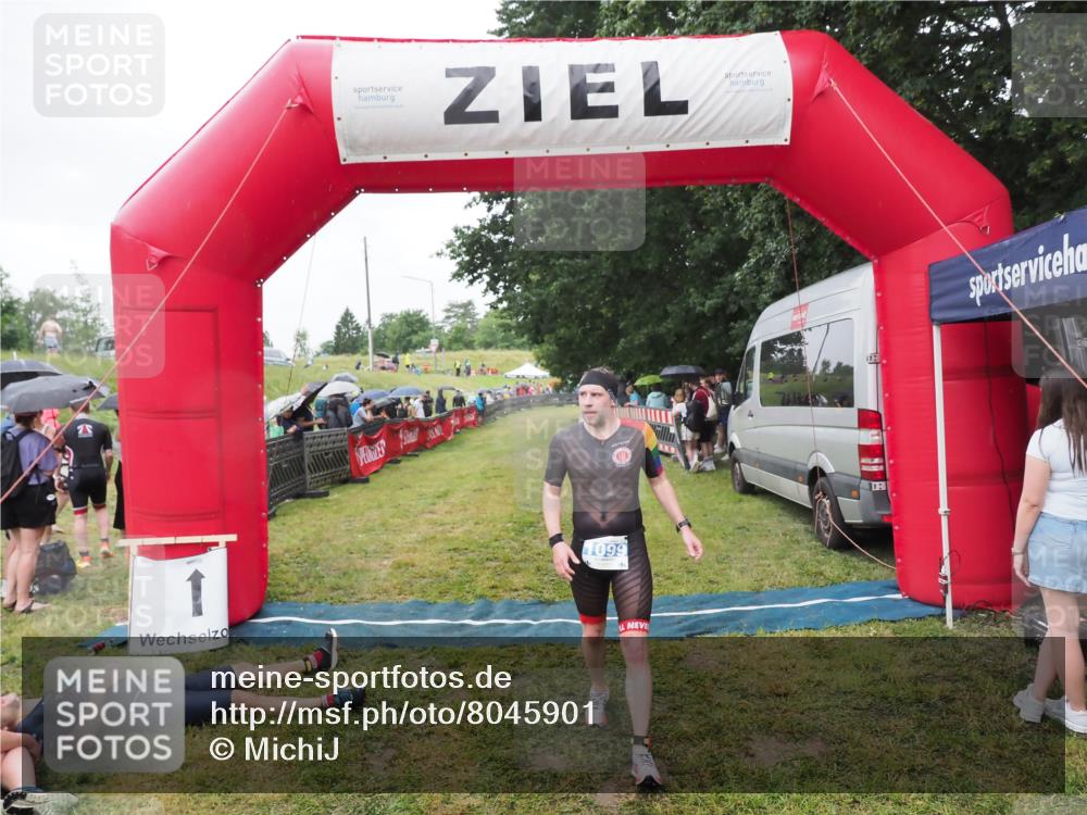 21.06.2025 - 27. Vierlanden-Triathlon MichiJ http://msf.ph/oto/8045901 15.06.2026 13:56:19 Ziel 1099 meine-sportfotos.de