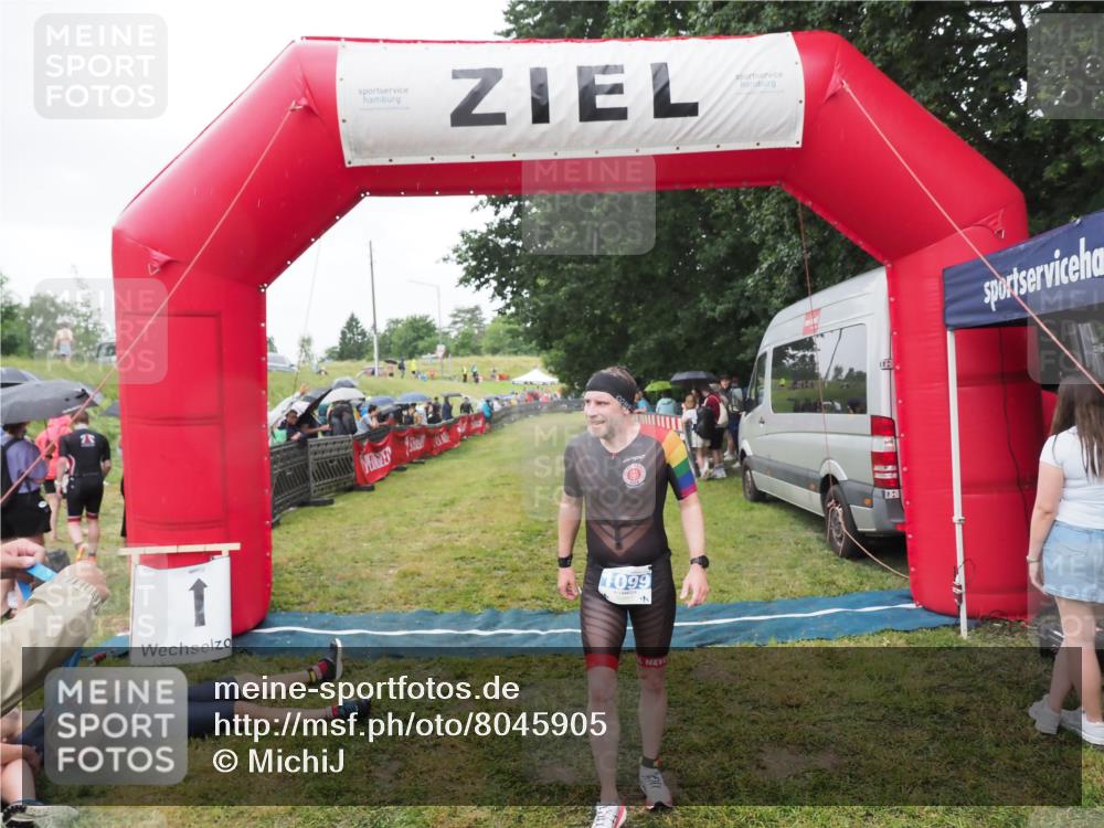 21.06.2025 - 27. Vierlanden-Triathlon MichiJ http://msf.ph/oto/8045905 15.06.2026 13:56:19 Ziel 1099 meine-sportfotos.de