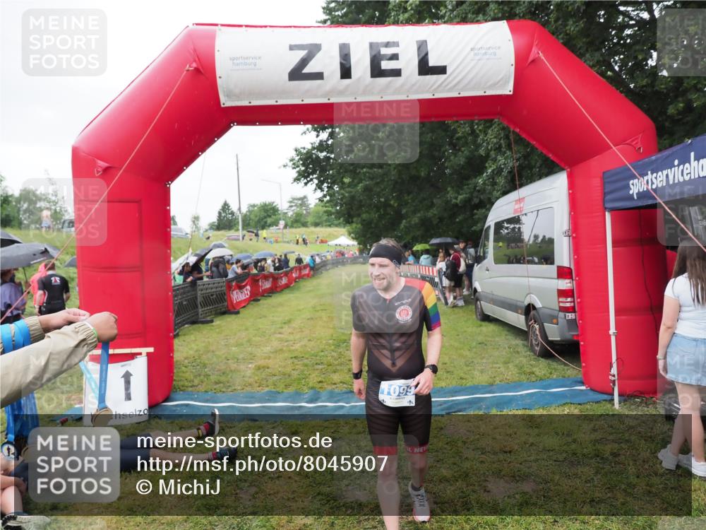 21.06.2025 - 27. Vierlanden-Triathlon MichiJ http://msf.ph/oto/8045907 15.06.2026 13:56:19 Ziel 1099 meine-sportfotos.de