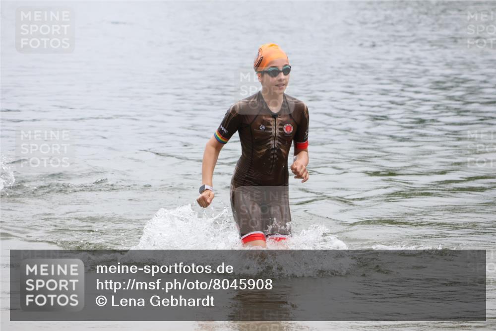 21.06.2025 - 27. Vierlanden-Triathlon Lena Gebhardt http://msf.ph/oto/8045908 15.06.2025 14:51:56 Schwimmen 1352, 1364 meine-sportfotos.de