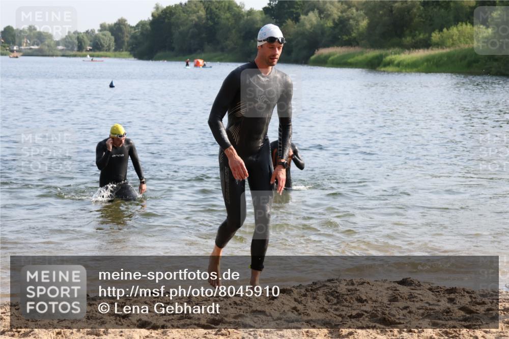 15.06.2025 - 27. Vierlanden-Triathlon Lena Gebhardt http://msf.ph/oto/8045910 15.06.2025 08:41:07 Schwimmen 22, 99, 109, 111, 114, 129, 138, 147, 176 meine-sportfotos.de