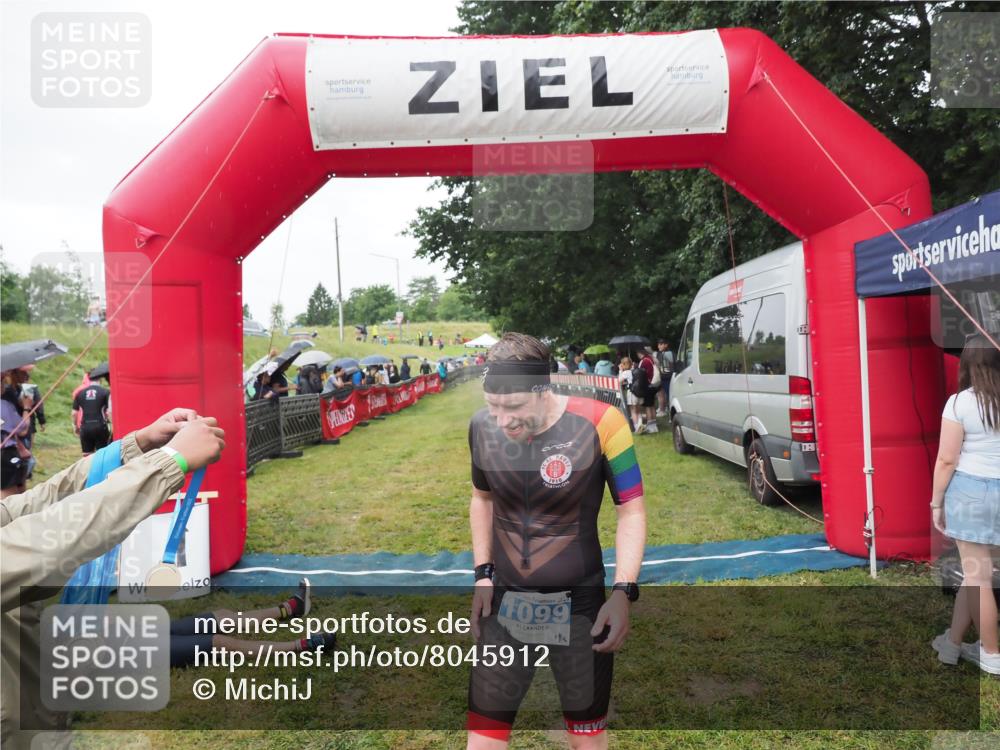 21.06.2025 - 27. Vierlanden-Triathlon MichiJ http://msf.ph/oto/8045912 15.06.2026 13:56:20 Ziel 1099 meine-sportfotos.de