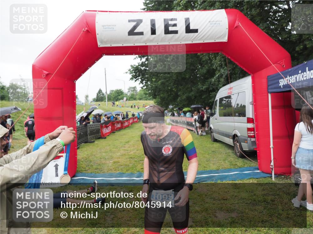 21.06.2025 - 27. Vierlanden-Triathlon MichiJ http://msf.ph/oto/8045914 15.06.2026 13:56:20 Ziel 1099 meine-sportfotos.de