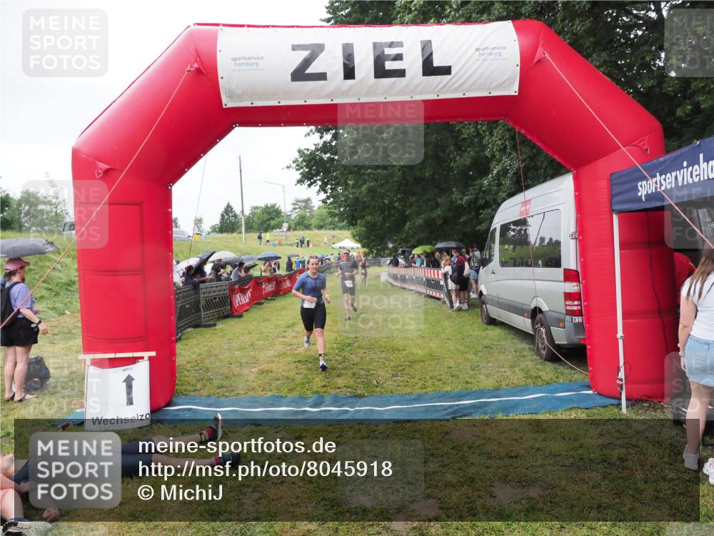 21.06.2025 - 27. Vierlanden-Triathlon MichiJ http://msf.ph/oto/8045918 15.06.2026 13:56:36 Ziel 153, 935 meine-sportfotos.de