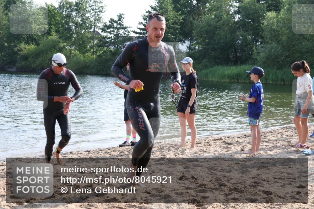 15.06.2025 - 27. Vierlanden-Triathlon Lena Gebhardt http://msf.ph/oto/8045921 15.06.2025 08:41:08 Schwimmen 22, 99, 109, 111, 114, 129, 138, 147, 176 meine-sportfotos.de