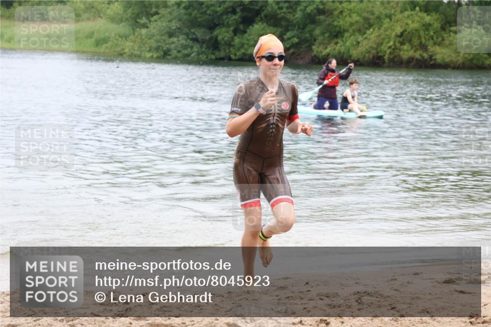 21.06.2025 - 27. Vierlanden-Triathlon Lena Gebhardt http://msf.ph/oto/8045923 15.06.2025 14:51:58 Schwimmen 1352, 1364 meine-sportfotos.de