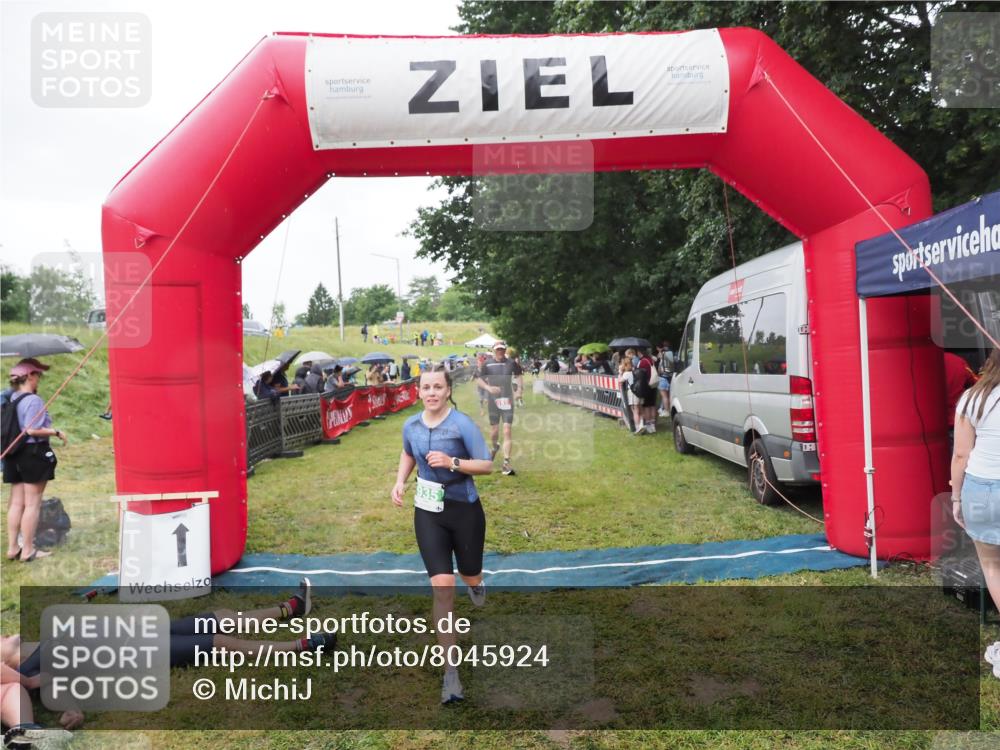 21.06.2025 - 27. Vierlanden-Triathlon MichiJ http://msf.ph/oto/8045924 15.06.2026 13:56:37 Ziel 153, 935 meine-sportfotos.de