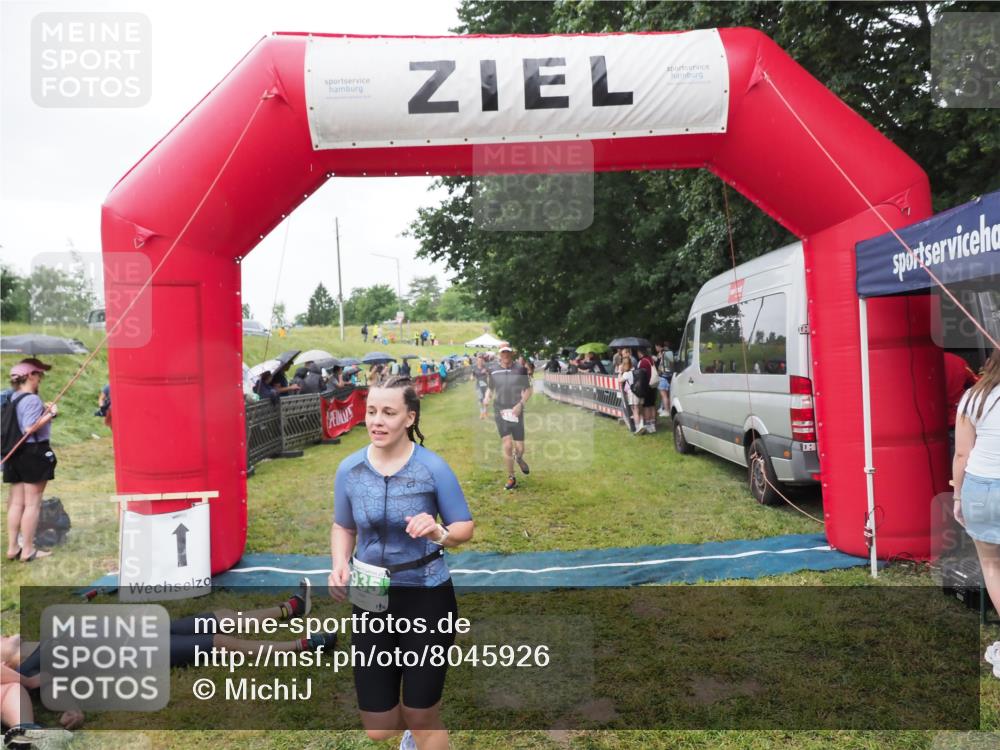 21.06.2025 - 27. Vierlanden-Triathlon MichiJ http://msf.ph/oto/8045926 15.06.2026 13:56:38 Ziel 153, 935, 1104 meine-sportfotos.de