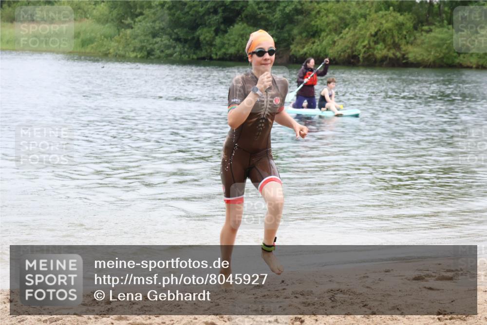 21.06.2025 - 27. Vierlanden-Triathlon Lena Gebhardt http://msf.ph/oto/8045927 15.06.2025 14:51:58 Schwimmen 1352, 1364 meine-sportfotos.de