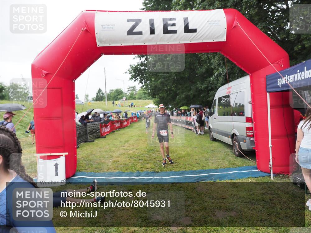 21.06.2025 - 27. Vierlanden-Triathlon MichiJ http://msf.ph/oto/8045931 15.06.2026 13:56:39 Ziel 153, 935, 1104 meine-sportfotos.de
