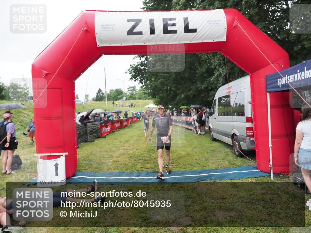 21.06.2025 - 27. Vierlanden-Triathlon MichiJ http://msf.ph/oto/8045935 15.06.2026 13:56:39 Ziel 153, 935, 1104 meine-sportfotos.de