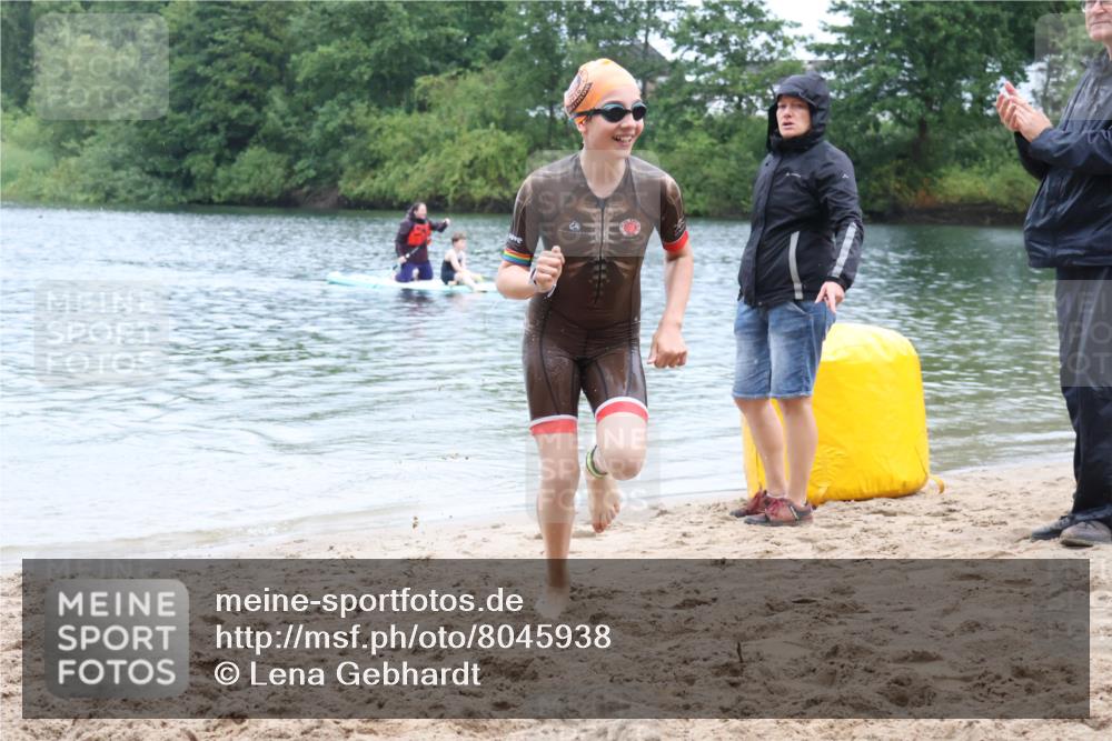 21.06.2025 - 27. Vierlanden-Triathlon Lena Gebhardt http://msf.ph/oto/8045938 15.06.2025 14:51:59 Schwimmen 1352, 1364 meine-sportfotos.de