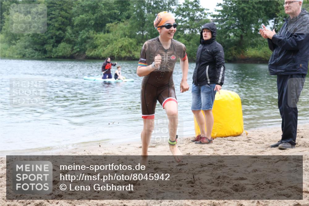 21.06.2025 - 27. Vierlanden-Triathlon Lena Gebhardt http://msf.ph/oto/8045942 15.06.2025 14:52:00 Schwimmen 1352, 1364 meine-sportfotos.de