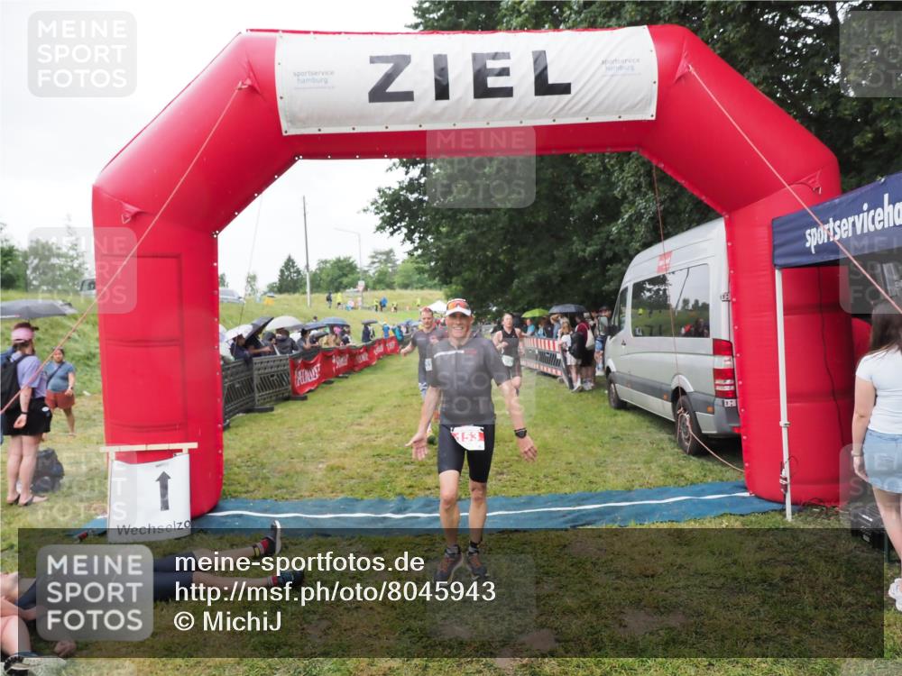 21.06.2025 - 27. Vierlanden-Triathlon MichiJ http://msf.ph/oto/8045943 15.06.2026 13:56:41 Ziel 153, 935, 1104 meine-sportfotos.de