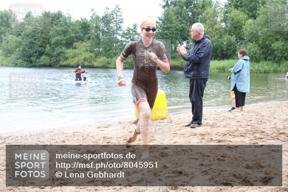 21.06.2025 - 27. Vierlanden-Triathlon Lena Gebhardt http://msf.ph/oto/8045951 15.06.2025 14:52:00 Schwimmen 1352, 1364 meine-sportfotos.de