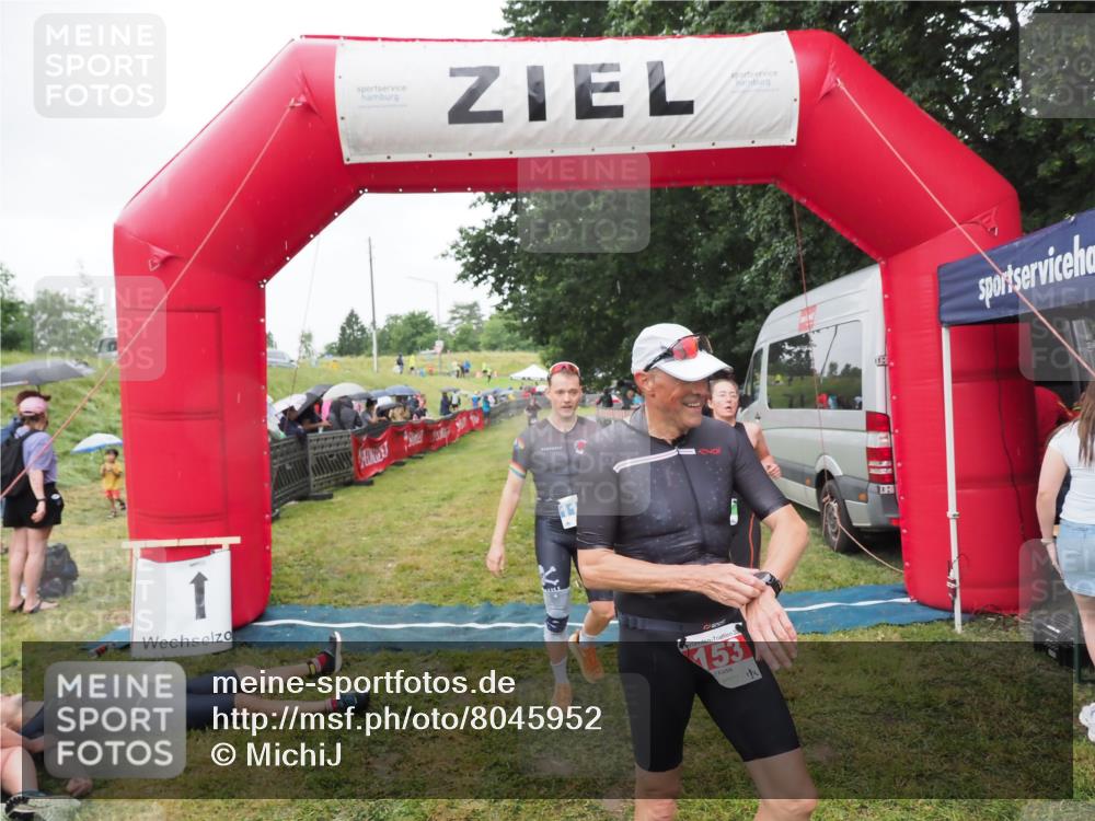 21.06.2025 - 27. Vierlanden-Triathlon MichiJ http://msf.ph/oto/8045952 15.06.2026 13:56:43 Ziel 153, 935, 1104 meine-sportfotos.de