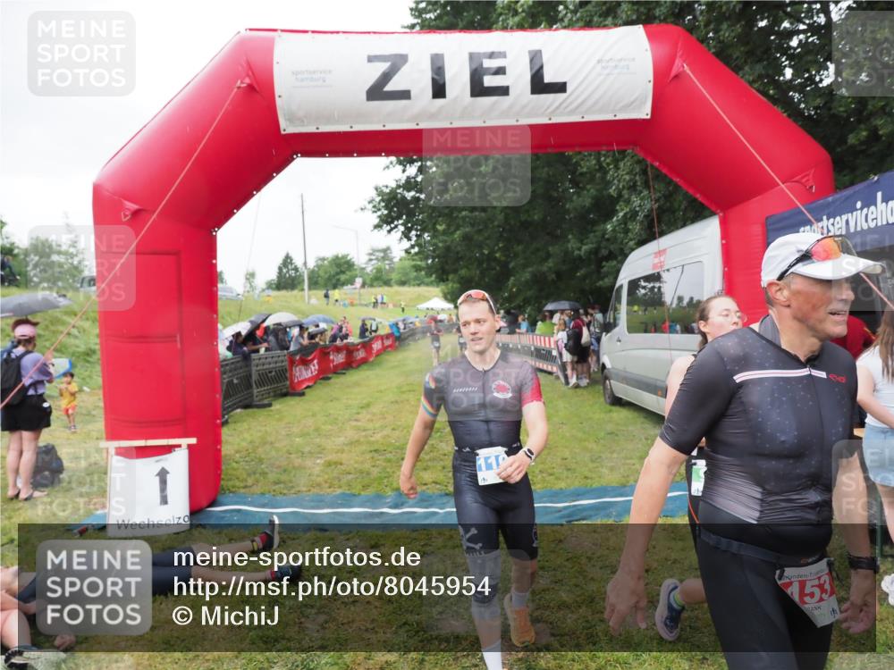 21.06.2025 - 27. Vierlanden-Triathlon MichiJ http://msf.ph/oto/8045954 15.06.2026 13:56:44 Ziel 153, 935, 1104, 1105, 1110 meine-sportfotos.de