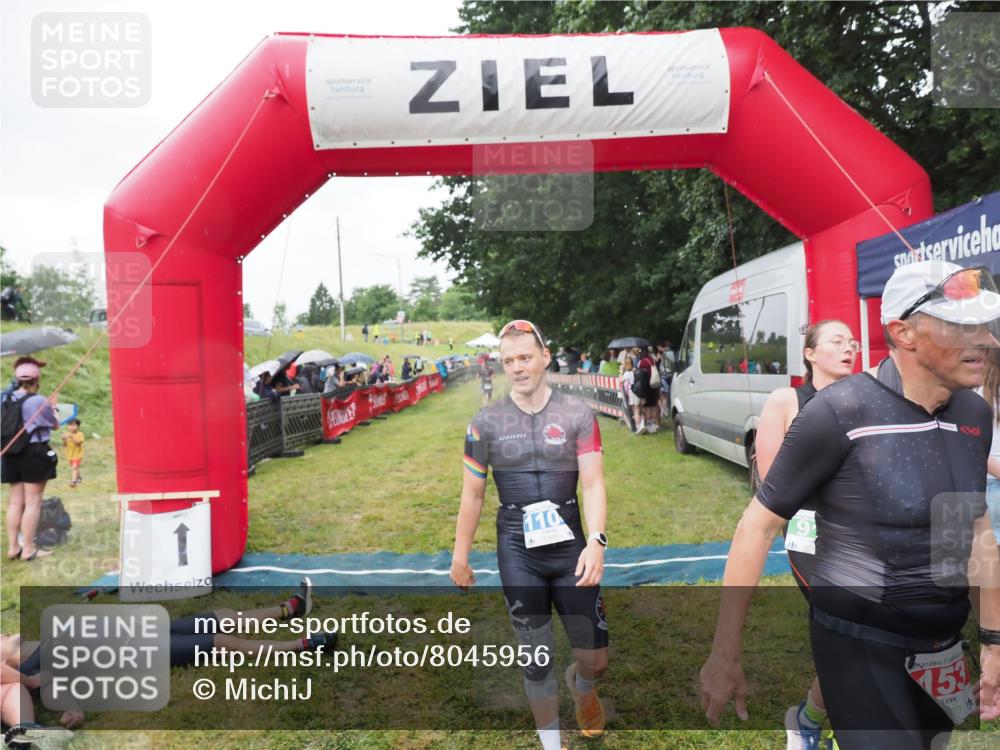 21.06.2025 - 27. Vierlanden-Triathlon MichiJ http://msf.ph/oto/8045956 15.06.2026 13:56:44 Ziel 153, 935, 1104, 1105, 1110 meine-sportfotos.de
