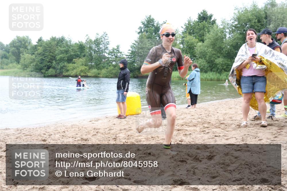 21.06.2025 - 27. Vierlanden-Triathlon Lena Gebhardt http://msf.ph/oto/8045958 15.06.2025 14:52:00 Schwimmen 1352, 1364 meine-sportfotos.de