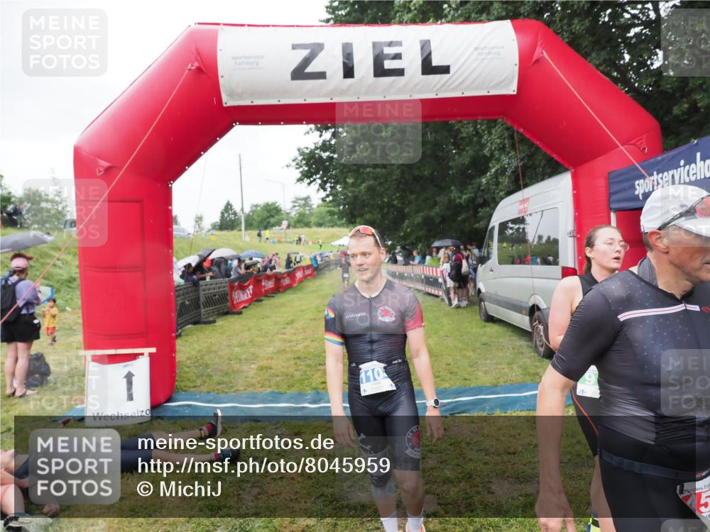 21.06.2025 - 27. Vierlanden-Triathlon MichiJ http://msf.ph/oto/8045959 15.06.2026 13:56:44 Ziel 153, 935, 1104, 1105, 1110 meine-sportfotos.de
